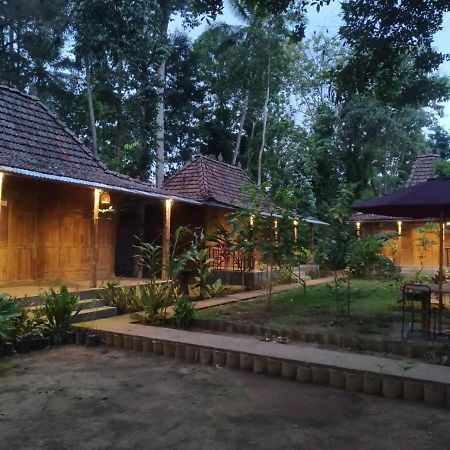 Hotel Omah Kayu Jagalan Magelang Exterior foto